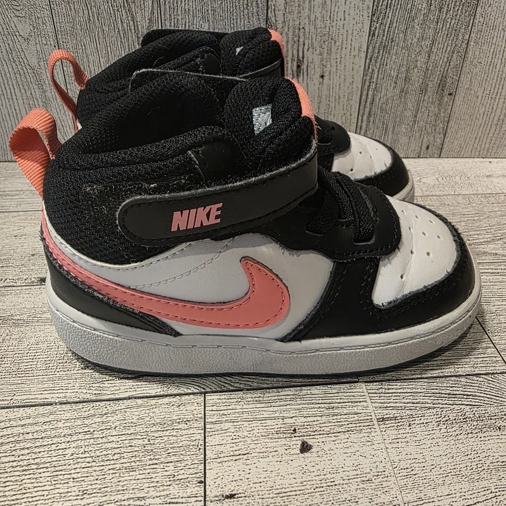 Nike Kids Sneakers - Black, White, and Pink Size 7c
